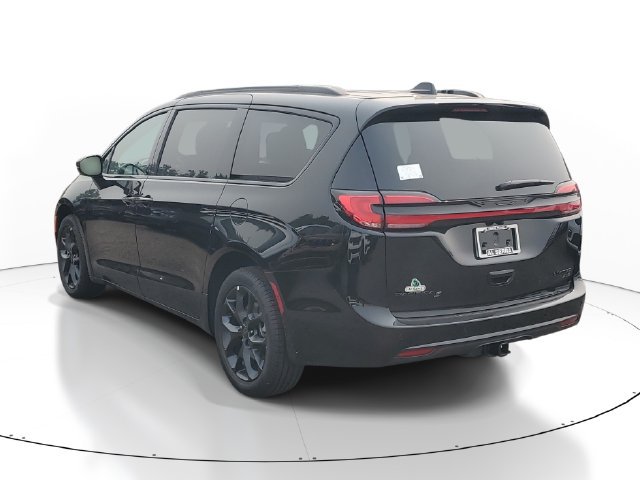 New 2027 Chrysler Pacifica Limited w/ Family Tech Group AWD/4WD image 3
