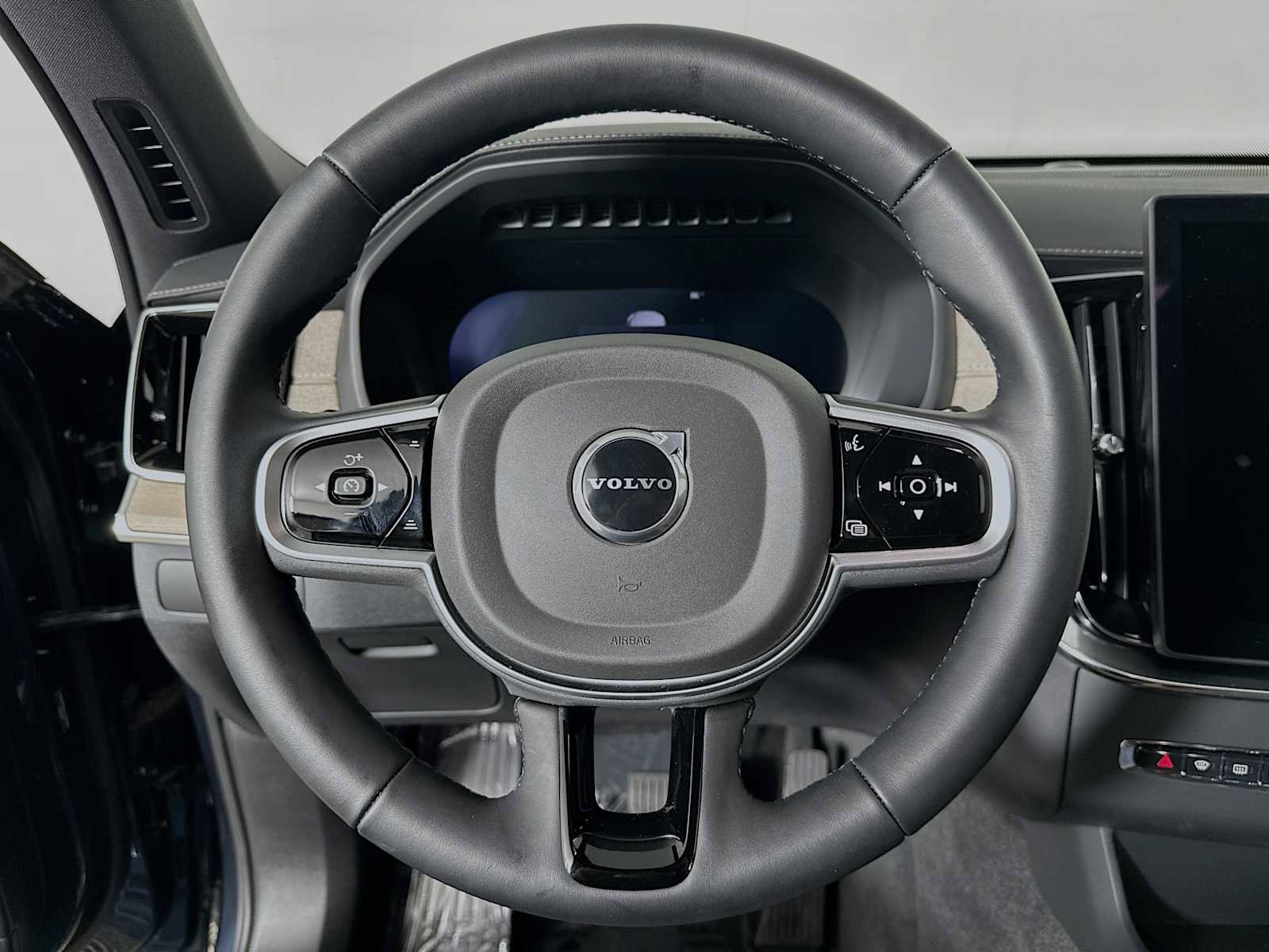 Used 2025 Volvo XC90 B6 Plus w/ Protection Package Premier image 11