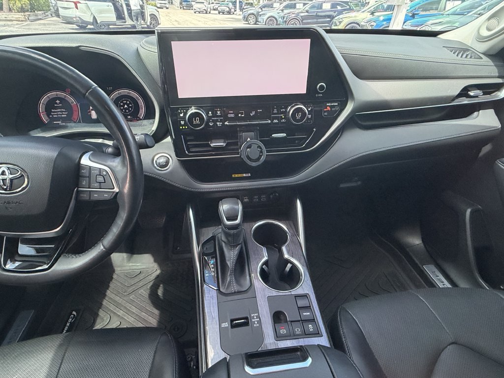 Used 2023 Toyota Highlander Limited FWD image 16