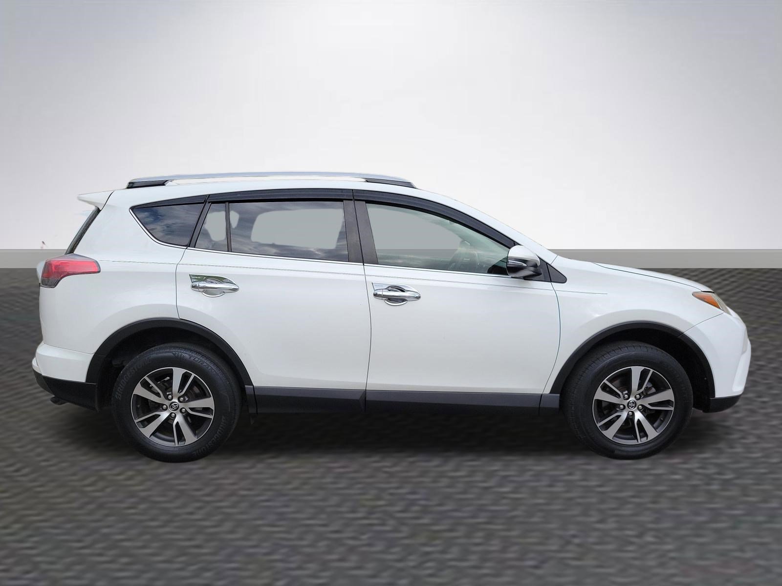 Used 2018 Toyota RAV4 XLE image 4