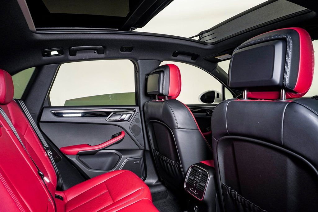 Certified 2025 Porsche Macan AWD/4WD image 16