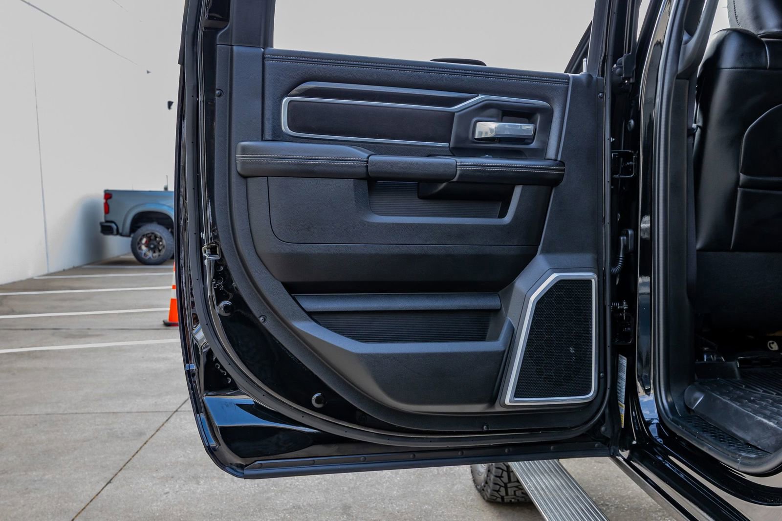 Used 2023 RAM 3500 Laramie w/ Night Edition image 38