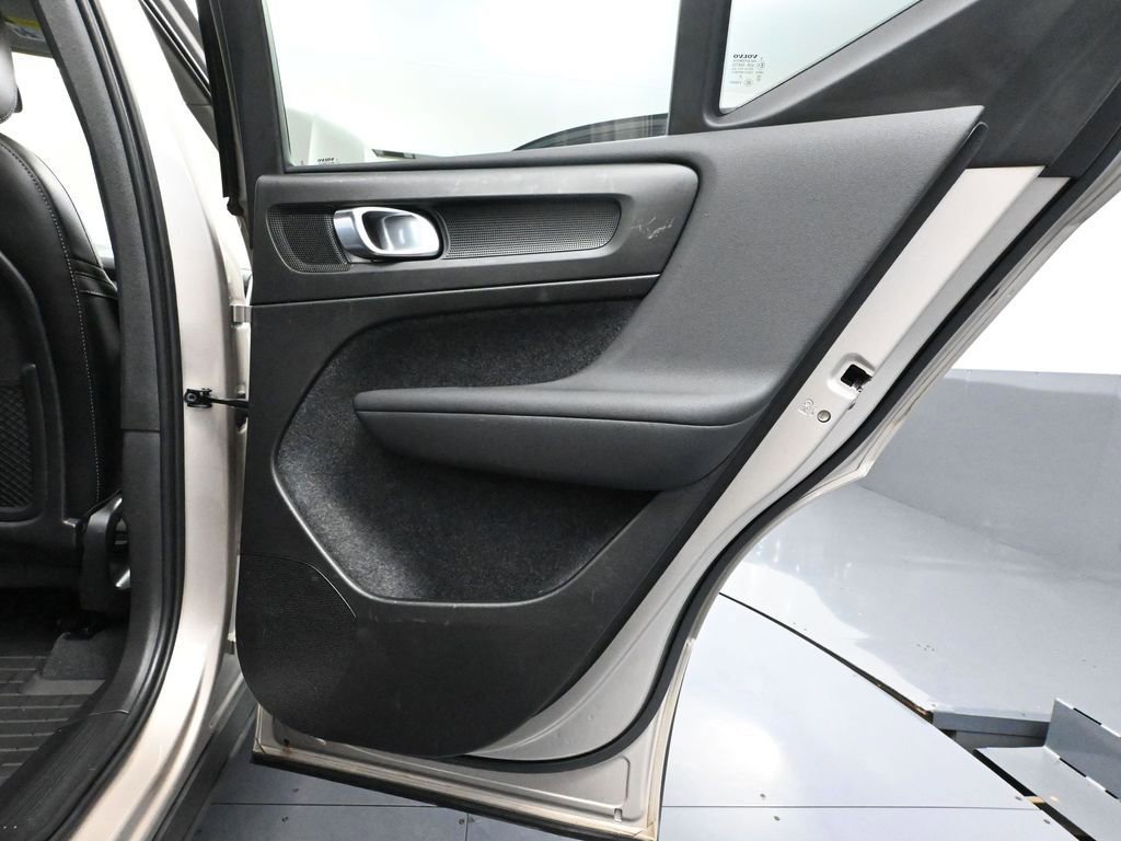 Used 2023 Volvo XC40 B5 Core image 41