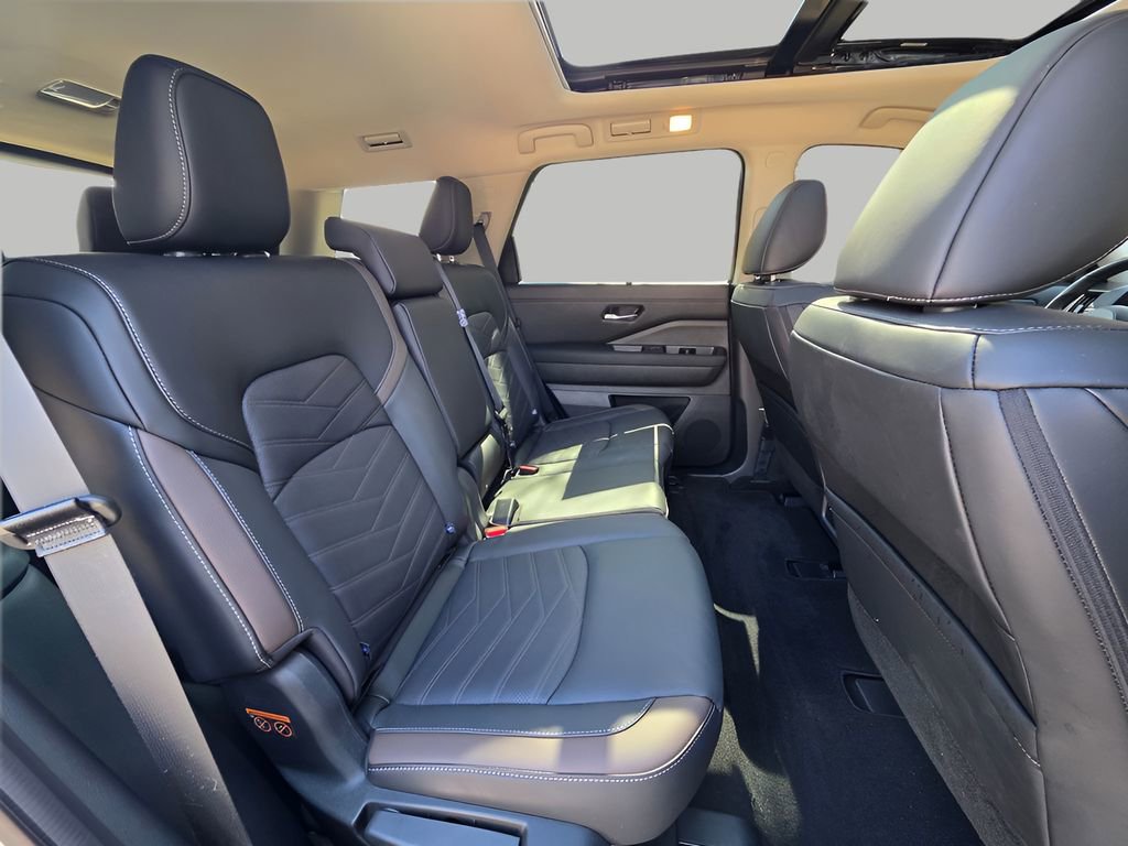 Used 2025 Nissan Pathfinder Platinum w/ Cargo Package image 10