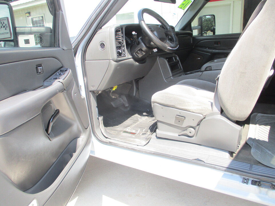Used 2005 Chevrolet Silverado 2500 LS w/ Heavy-Duty Power Package AWD/4WD image 23