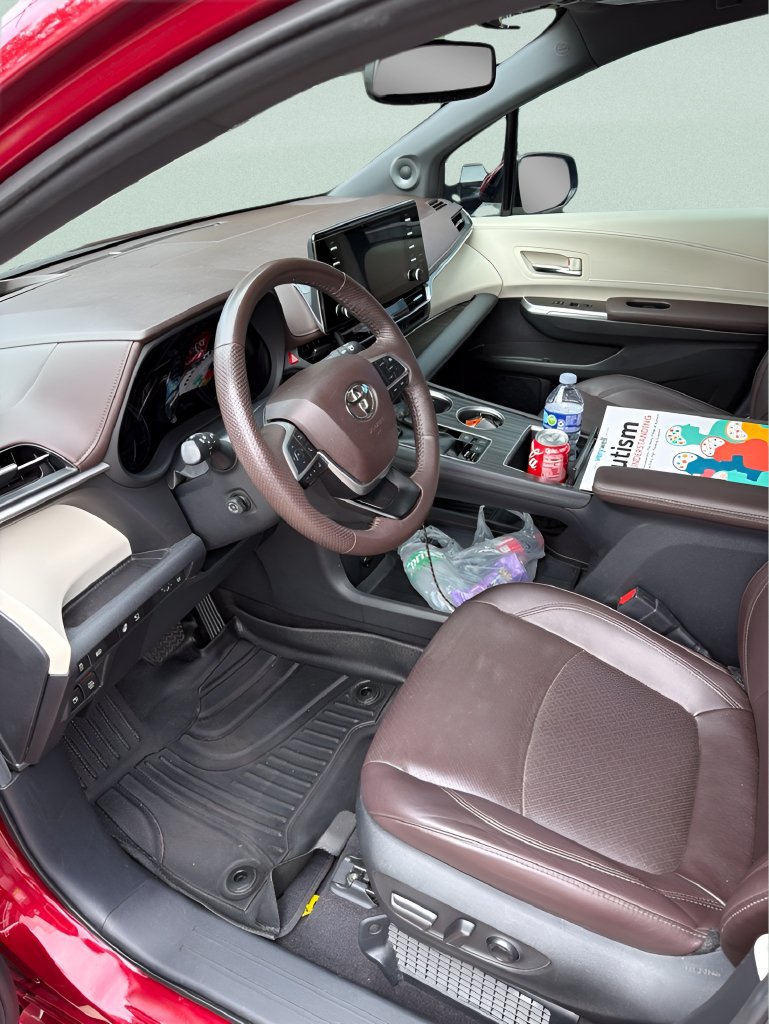 Used 2024 Toyota Sienna Platinum FWD image 7