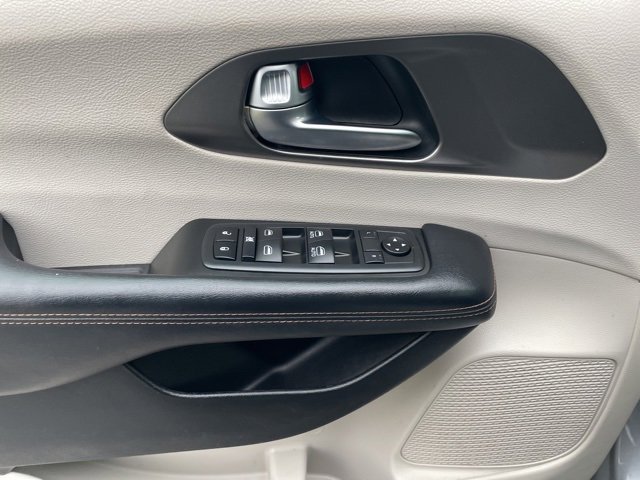 Used 2020 Chrysler Pacifica Touring w/ Tire & Wheel Group image 19