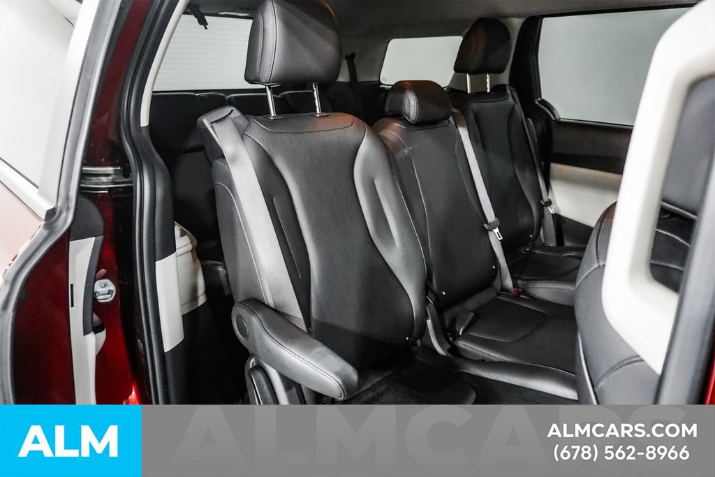 Used 2024 Kia Carnival LX FWD image 16