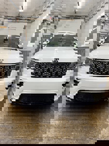 Used 2020 Jeep Grand Cherokee Altitude image 3