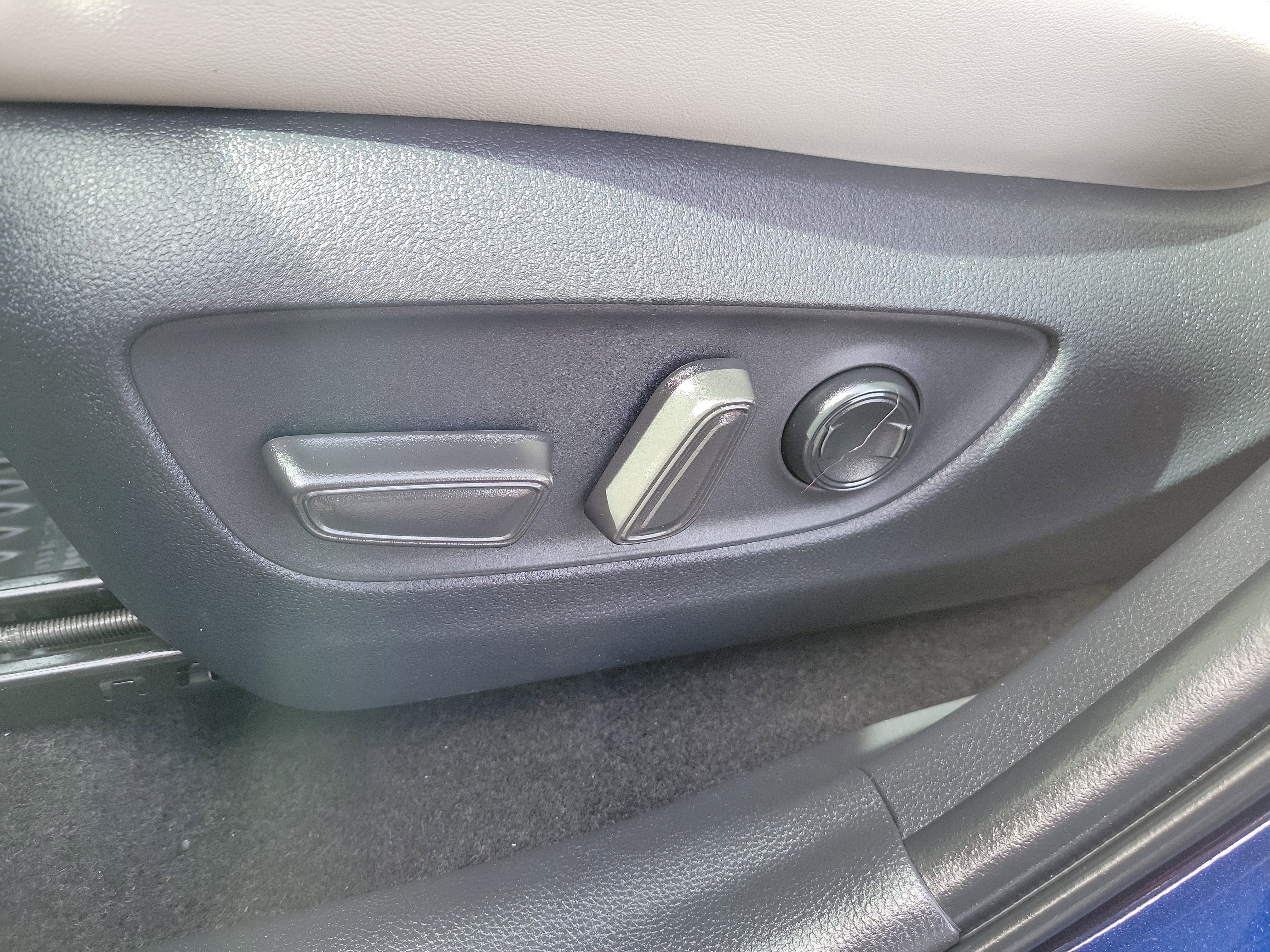 Used 2025 Toyota RAV4 Limited w/ Weather Package image 17