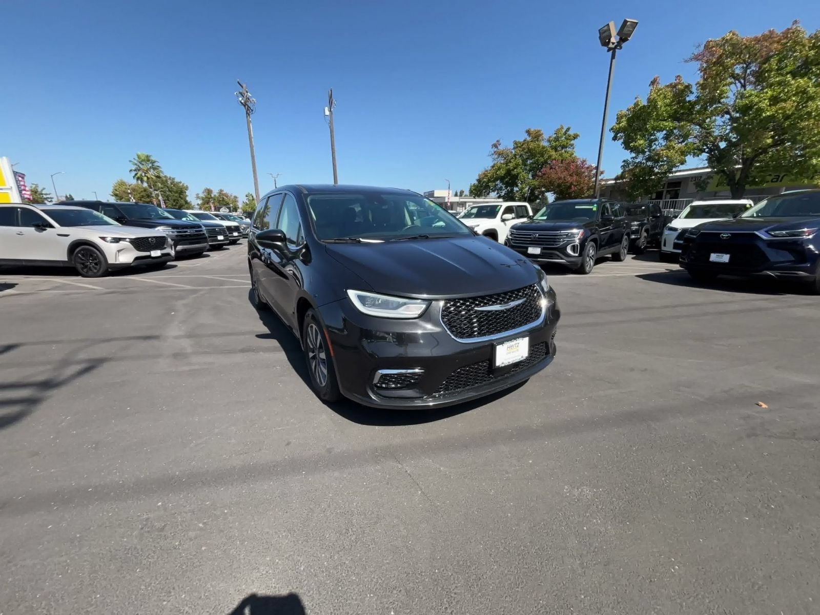Used 2023 Chrysler Pacifica Touring-L FWD image 3