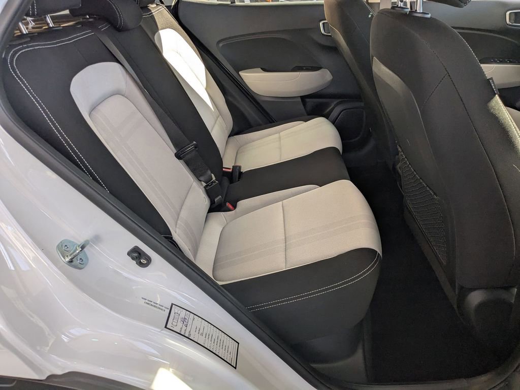 Used 2025 Hyundai Venue SEL image 29