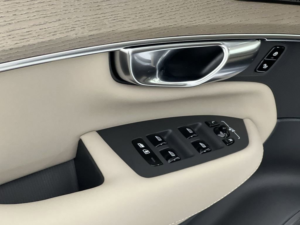 New 2026 Volvo XC90 T8 Plus w/ Protection Package image 6