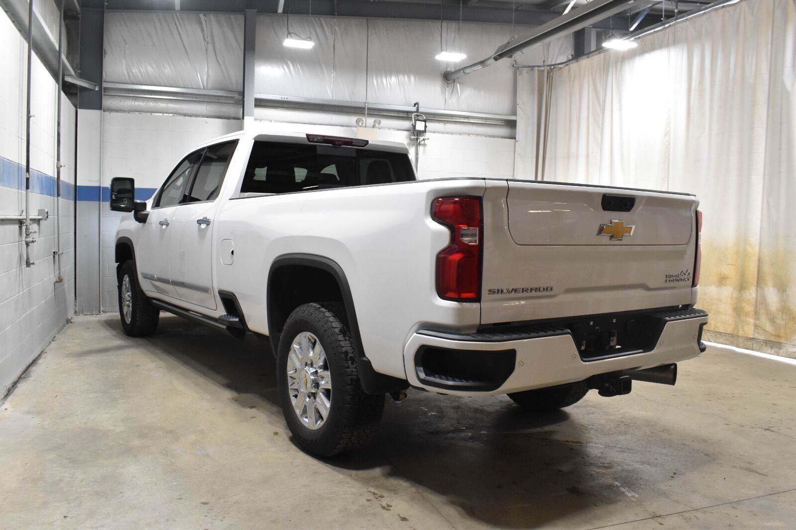 Used 2024 Chevrolet Silverado 3500 High Country w/ High Country Premium Package AWD/4WD image 22