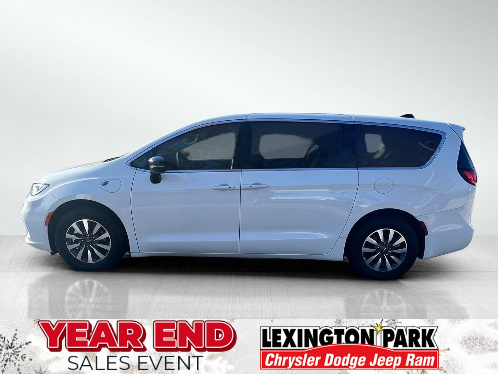 Used 2024 Chrysler Pacifica Select w/ Uconnect Theater Family Group image 3