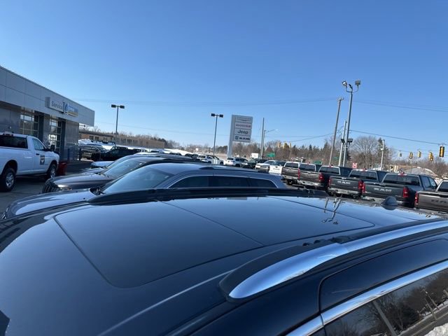 Used 2020 Chrysler Pacifica Limited w/ Tire & Wheel Group image 5