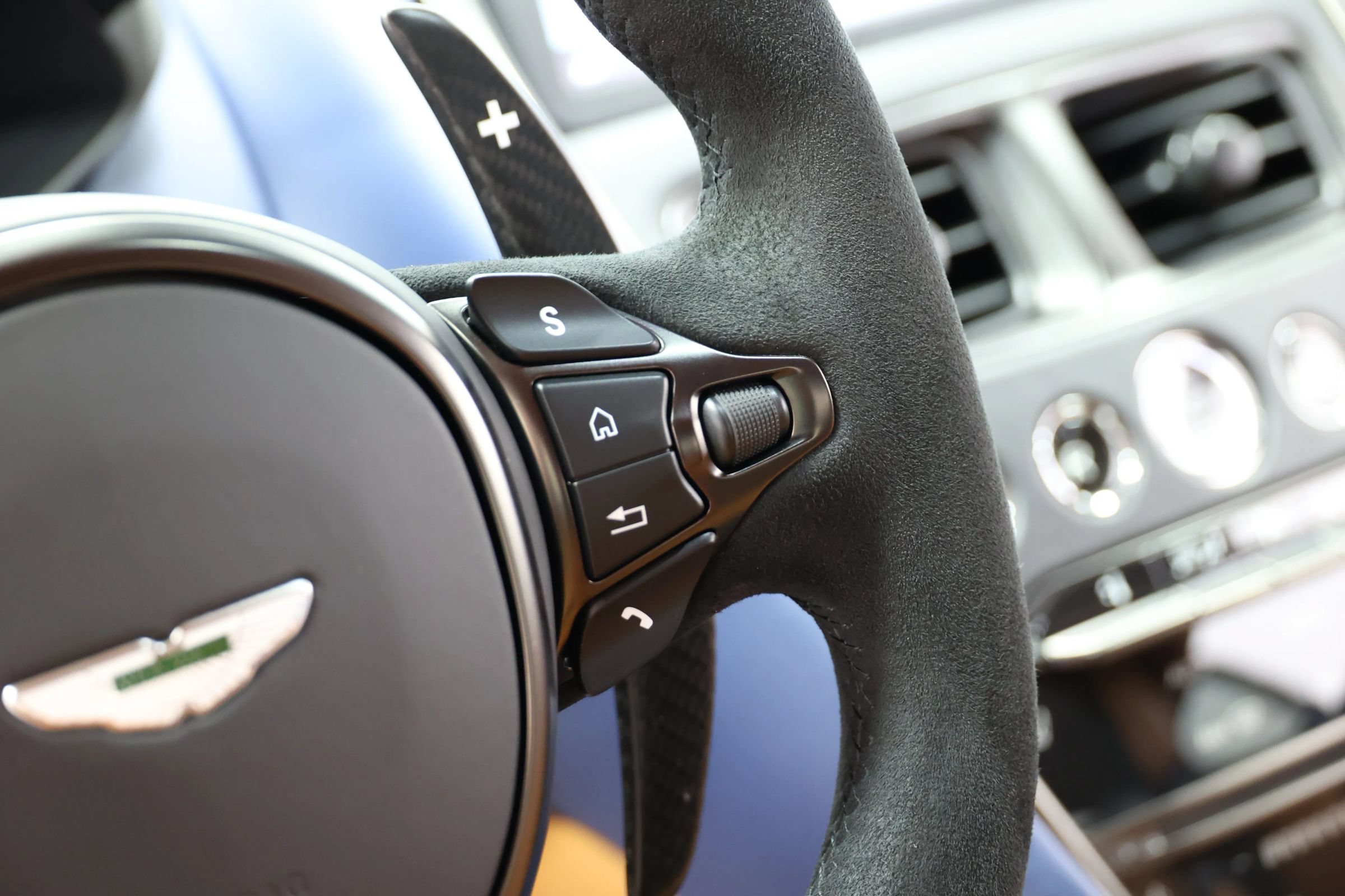Used 2023 Aston Martin DBS Coupe RWD image 39