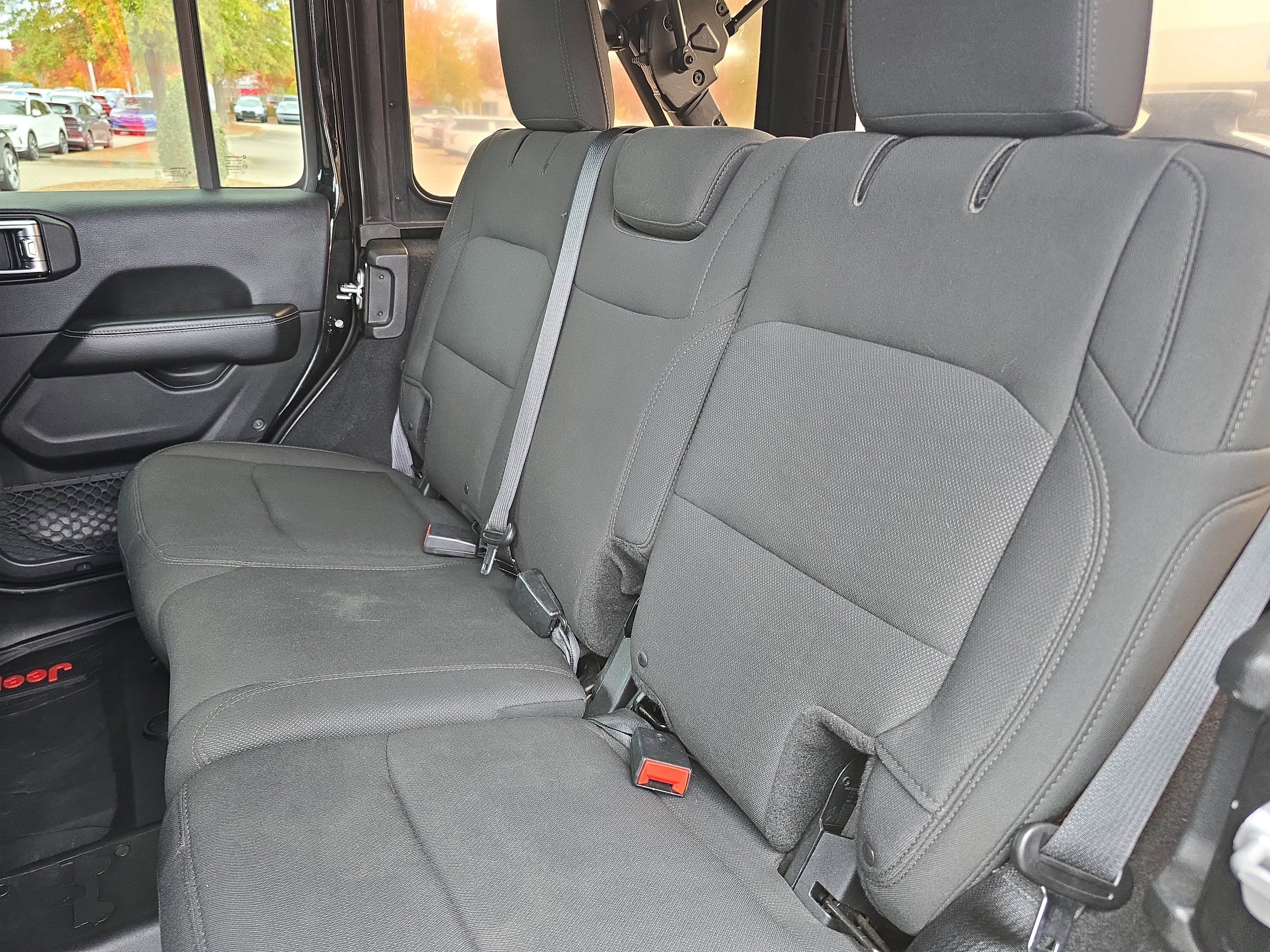 Used 2018 Jeep Wrangler Unlimited Sahara image 13