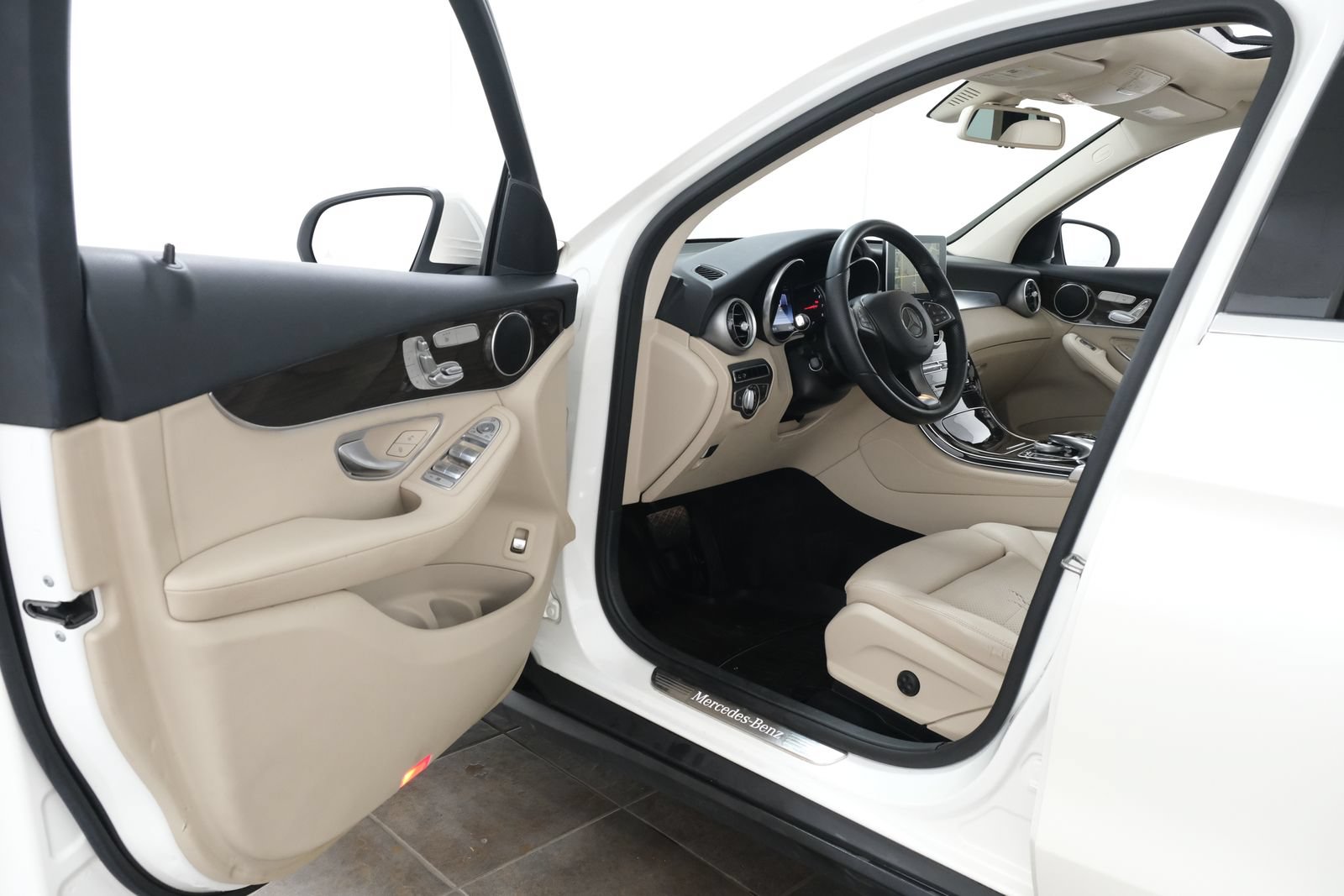Used 2017 Mercedes-Benz GLC 300 4MATIC image 24