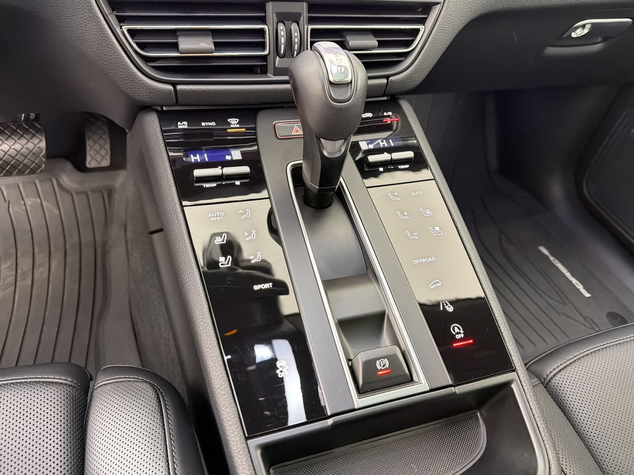 Certified 2025 Porsche Macan AWD/4WD image 20