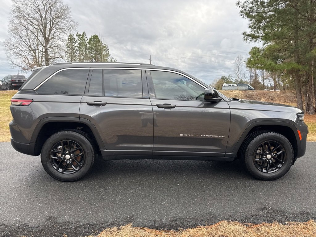 Used 2023 Jeep Grand Cherokee Laredo image 6