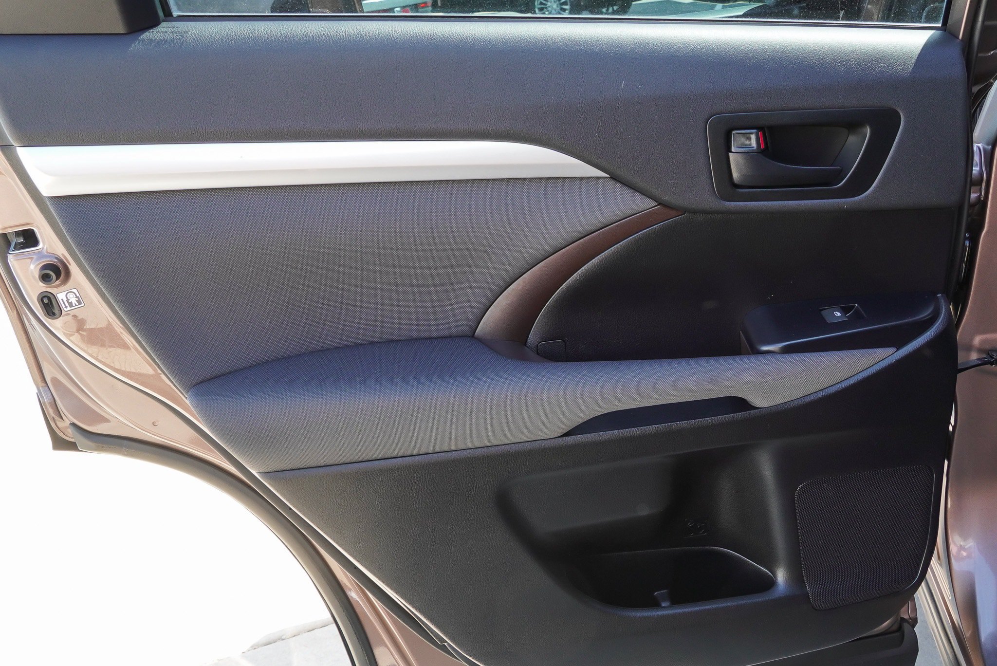 Used 2019 Toyota Highlander LE AWD/4WD image 23