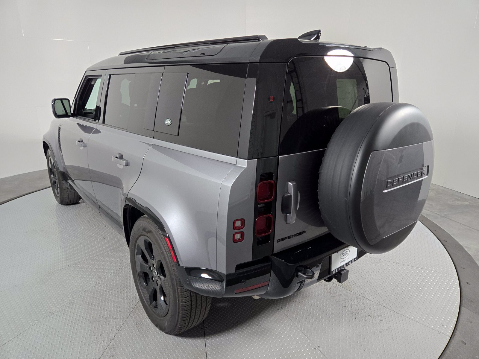 Used 2024 Land Rover Defender 110 X-Dynamic SE AWD/4WD image 17