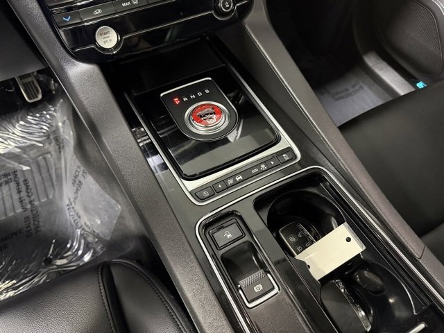 Used 2019 Jaguar F-PACE Premium image 17