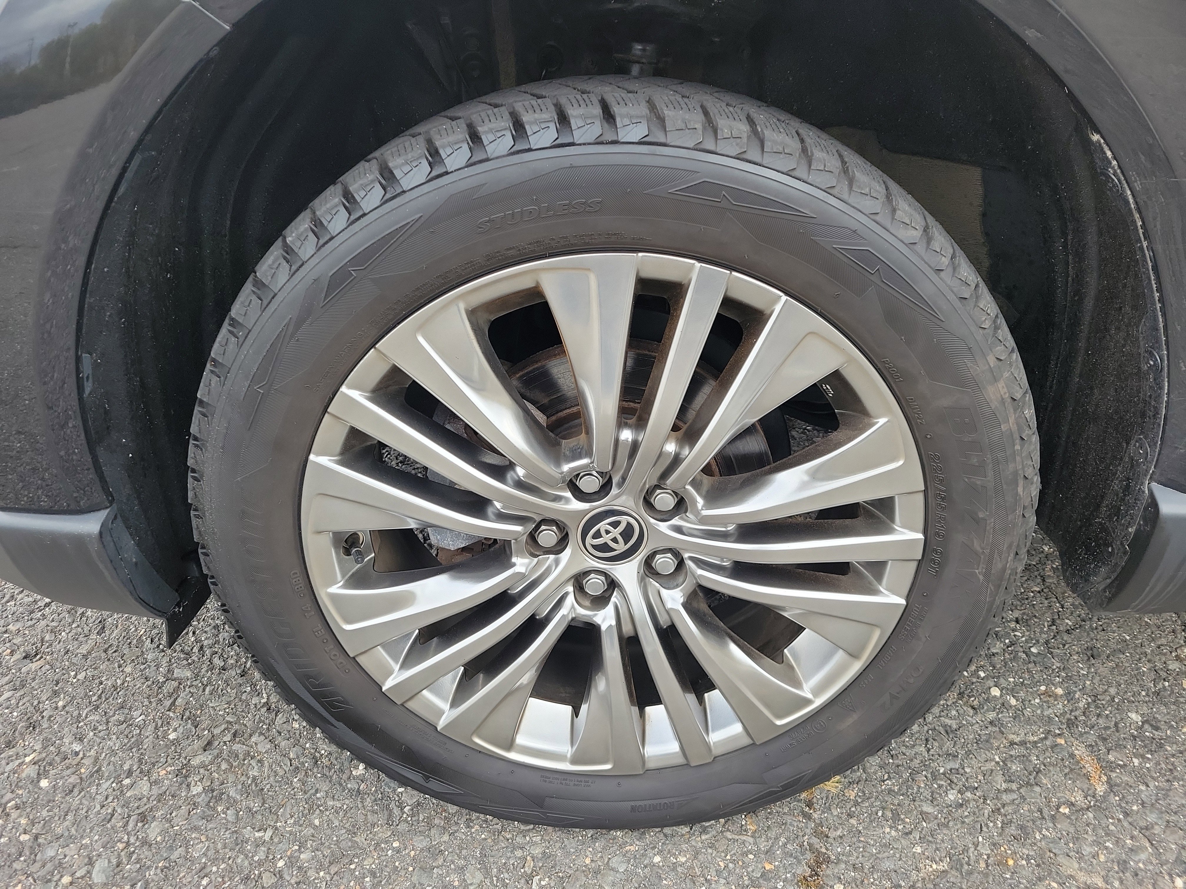 Used 2021 Toyota Venza LE image 12