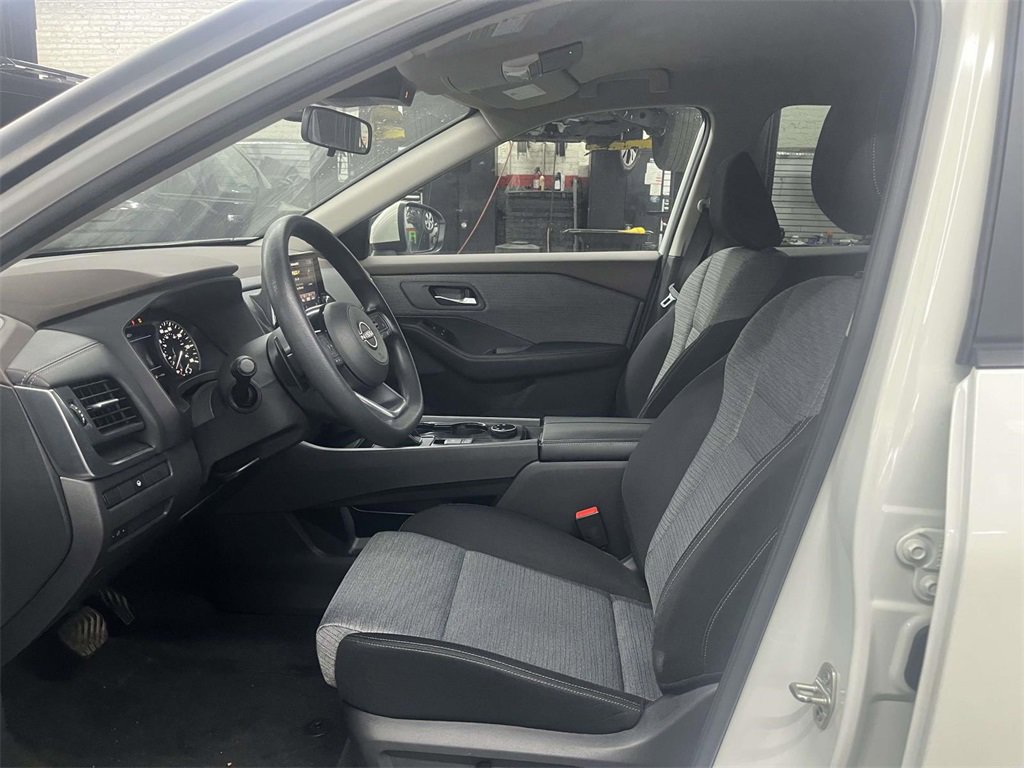 Used 2023 Nissan Rogue SV image 17