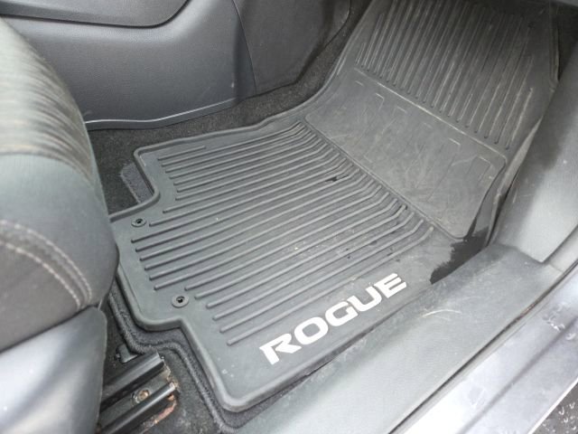 Used 2017 Nissan Rogue SV image 16