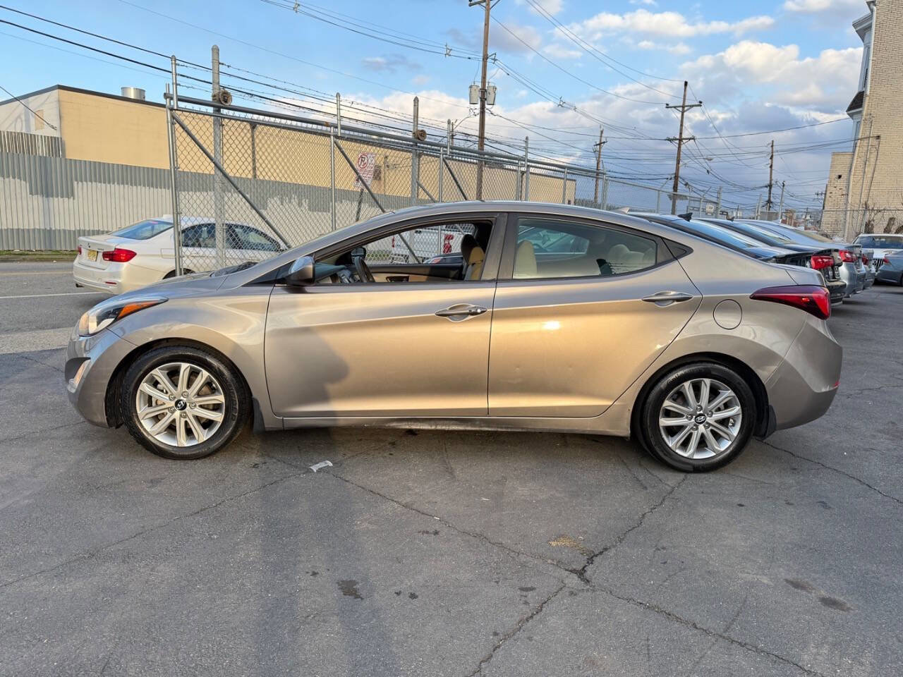 Used 2015 Hyundai Elantra SE w/ Option Group 02 FWD image 2