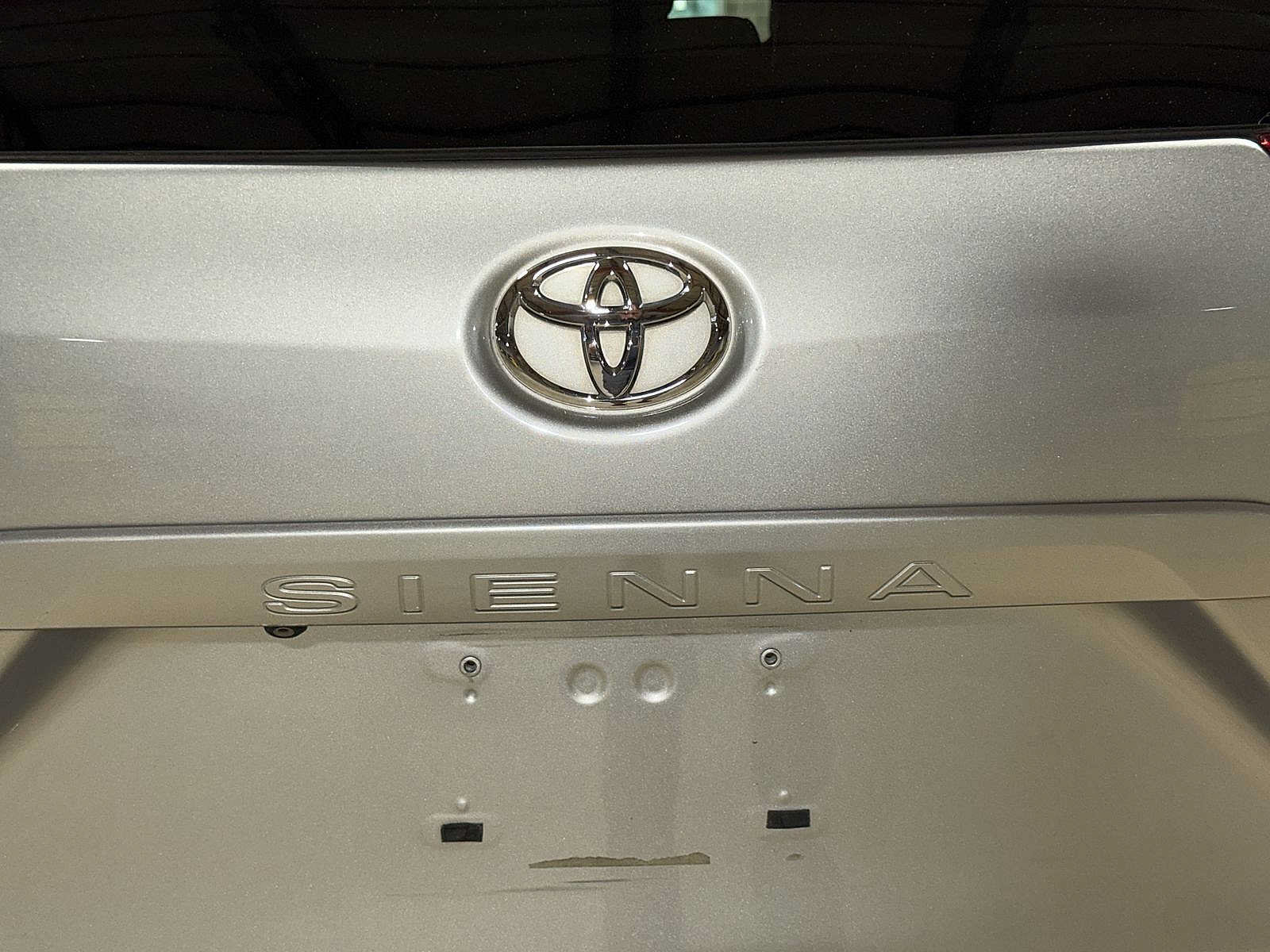 Used 2015 Toyota Sienna XLE w/ XLE Navigation Package FWD image 29