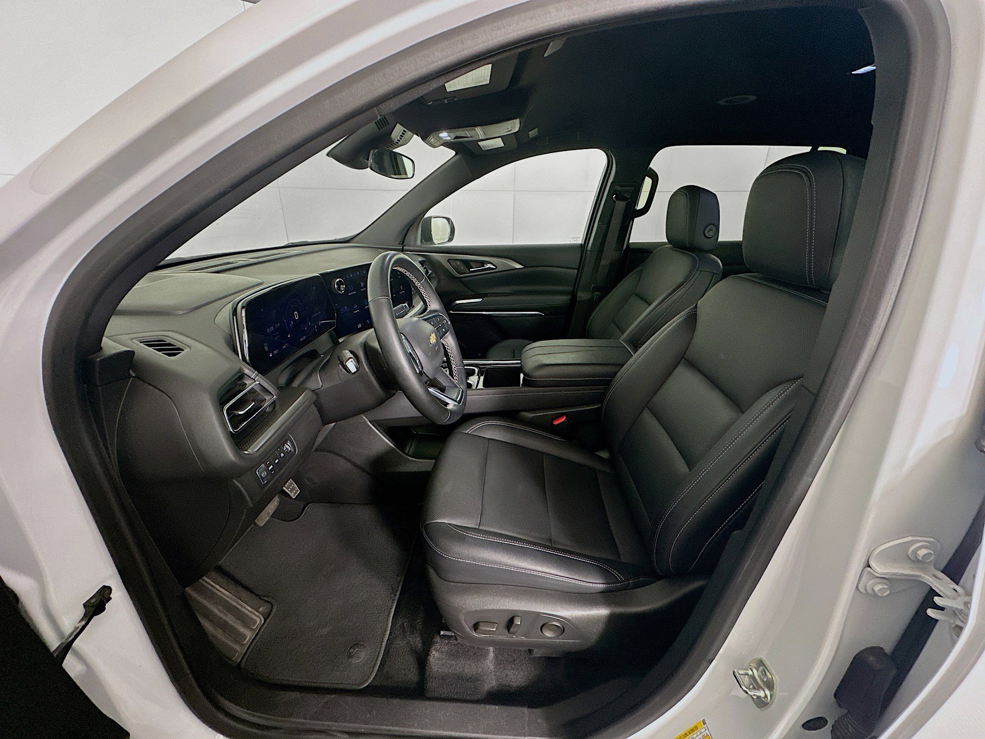 Used 2025 Chevrolet Traverse LT image 13