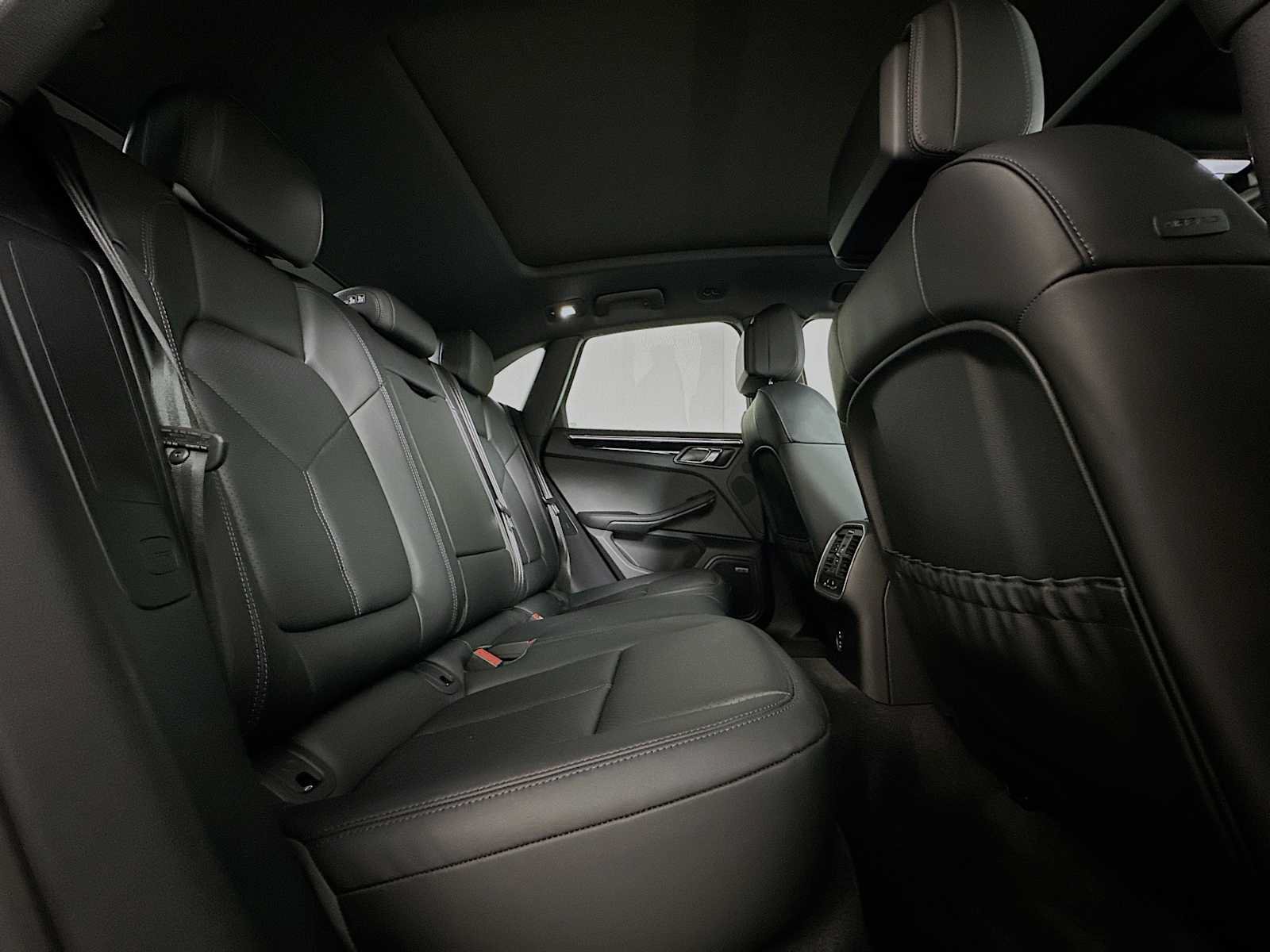 Certified 2026 Porsche Macan AWD/4WD image 28