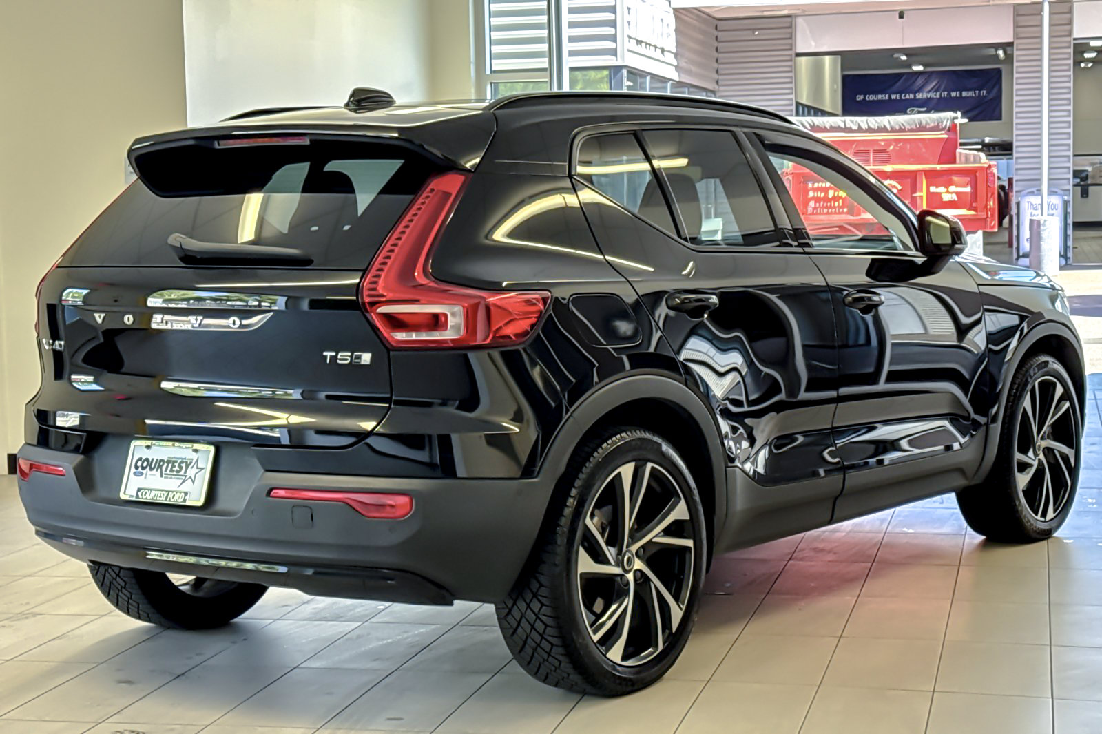 Used 2022 Volvo XC40 T5 R-Design w/ Advanced Package AWD/4WD image 4