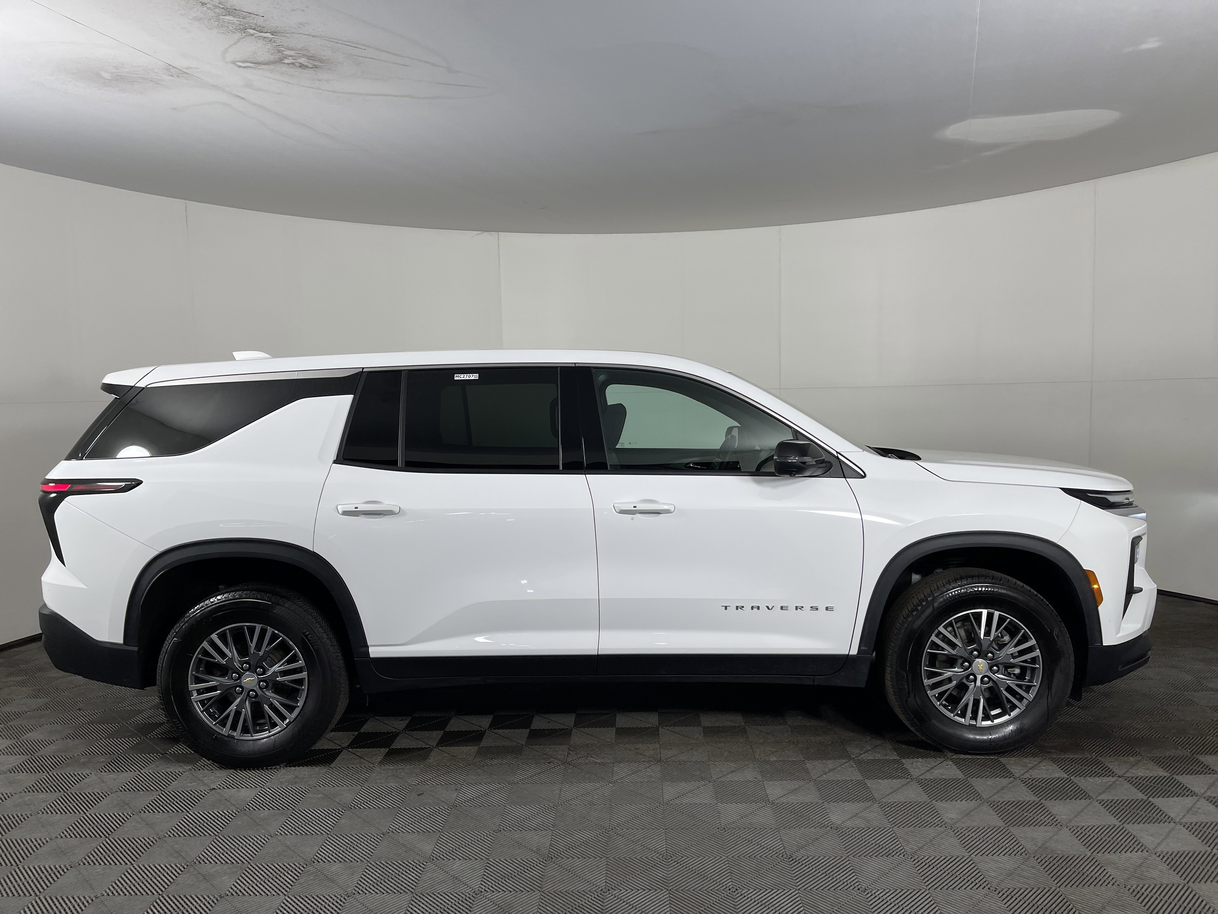 Used 2024 Chevrolet Traverse LS image 5
