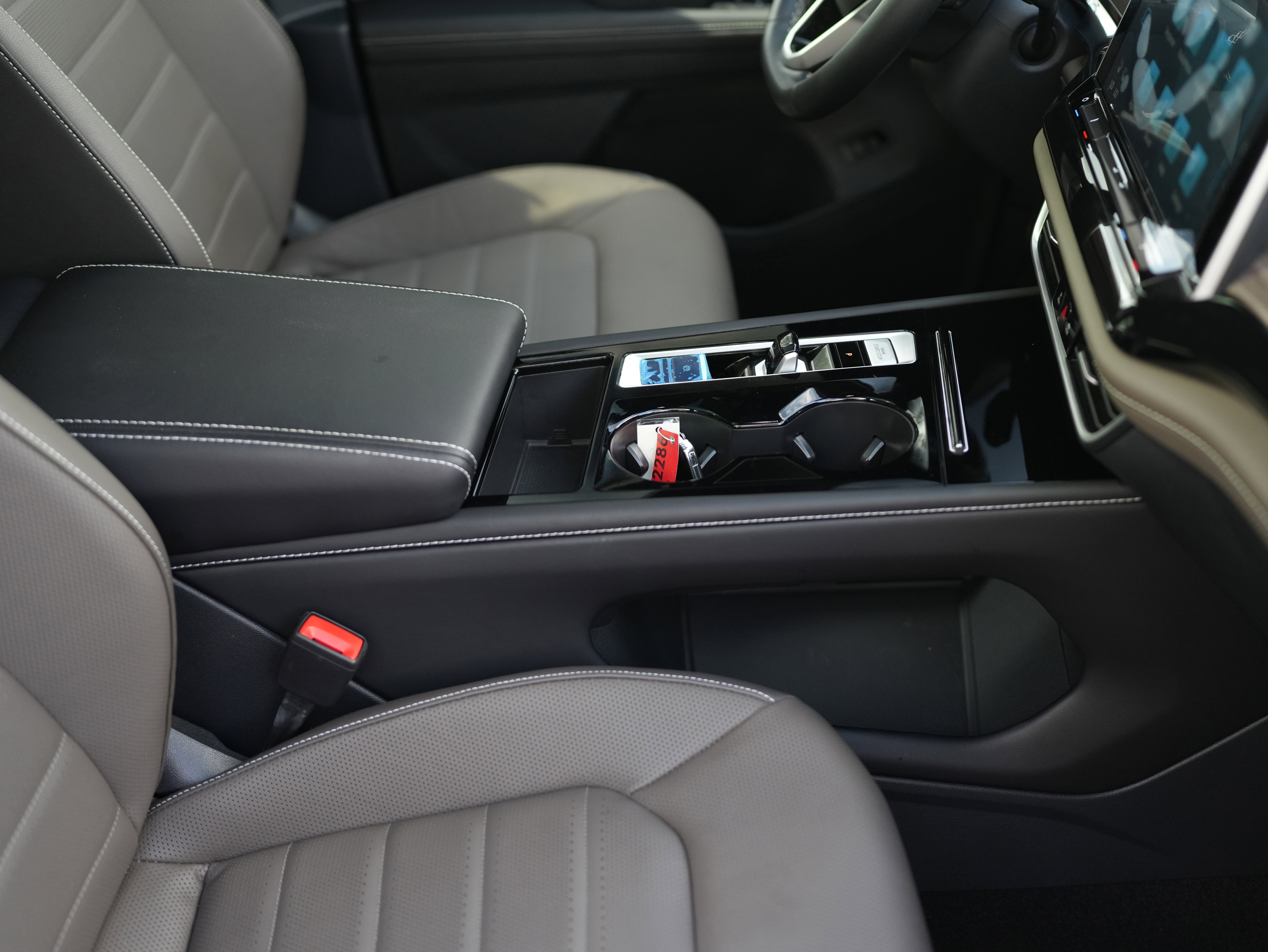 Certified 2025 Volkswagen Atlas SEL AWD/4WD image 16