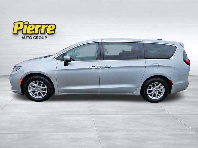 Used 2023 Chrysler Pacifica Touring-L FWD image 2