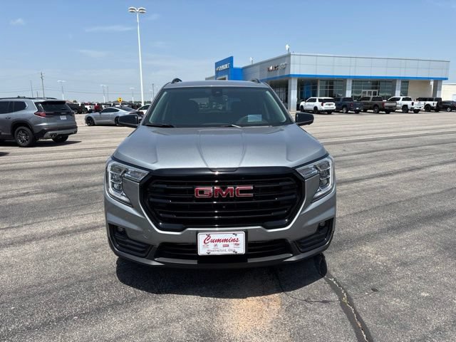 Used 2024 GMC Terrain SLT w/ Tech Package FWD image 2