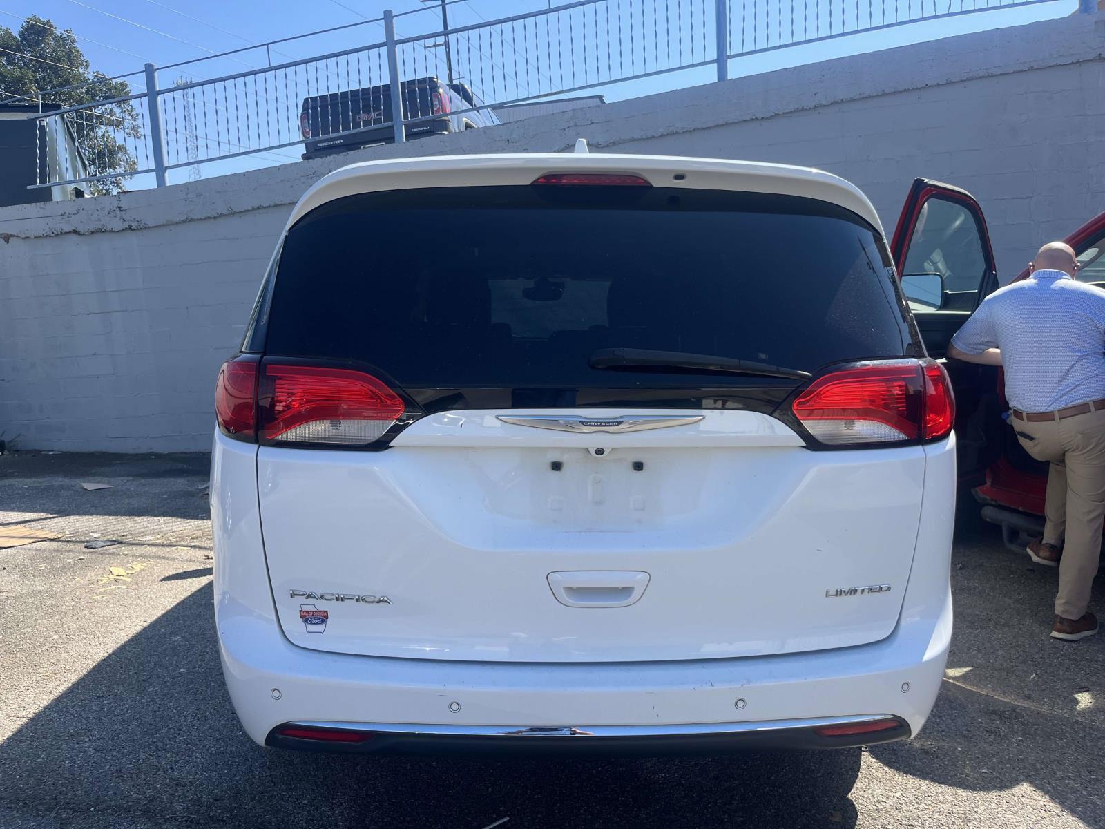 Used 2017 Chrysler Pacifica Limited FWD image 4