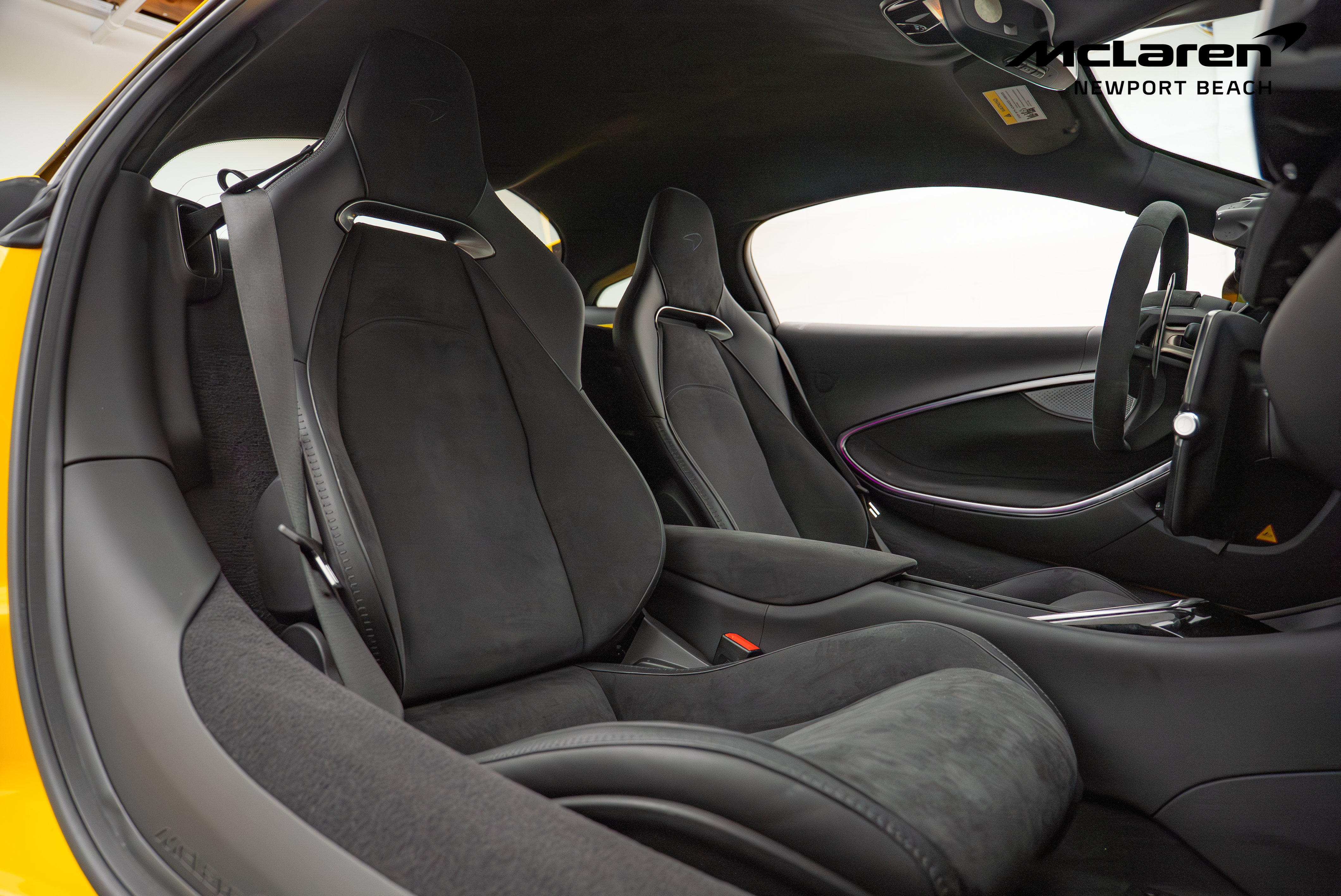Used 2024 McLaren Artura RWD image 11