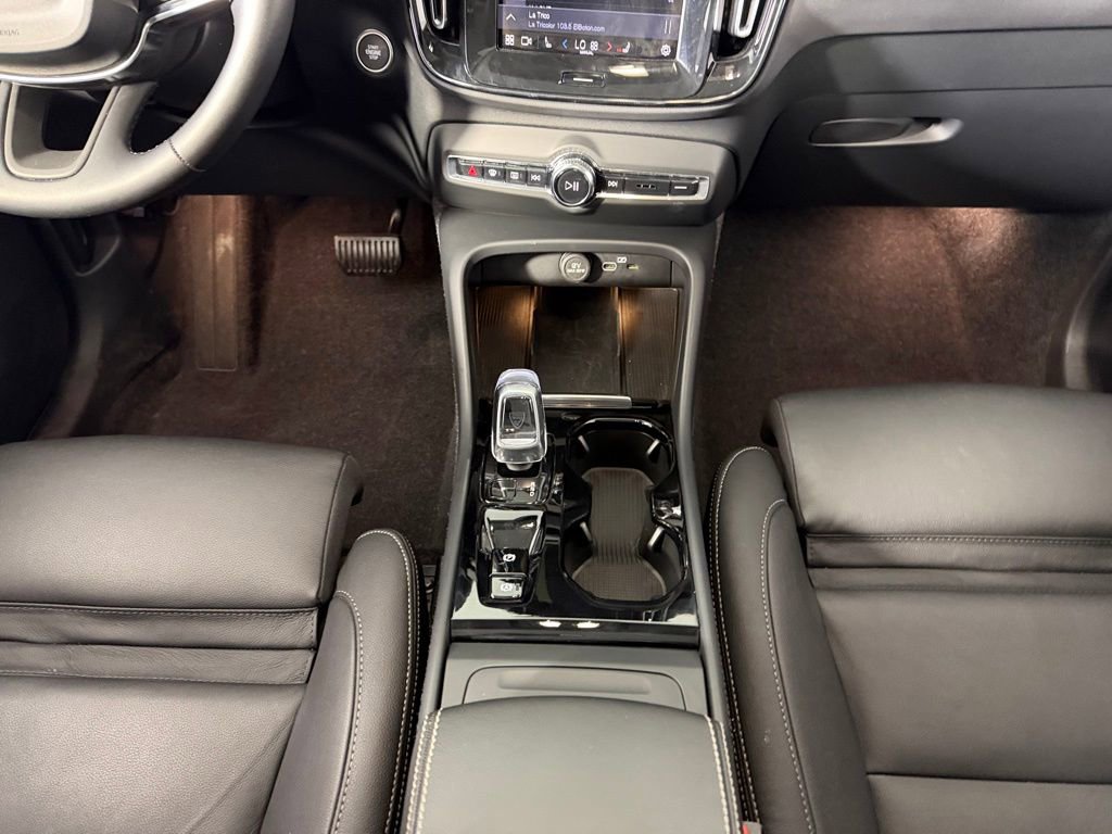 Used 2025 Volvo XC40 B5 Plus AWD/4WD image 15