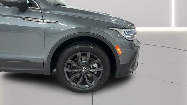 Used 2024 Volkswagen Tiguan SE w/ Panoramic Sunroof Package AWD/4WD image 24