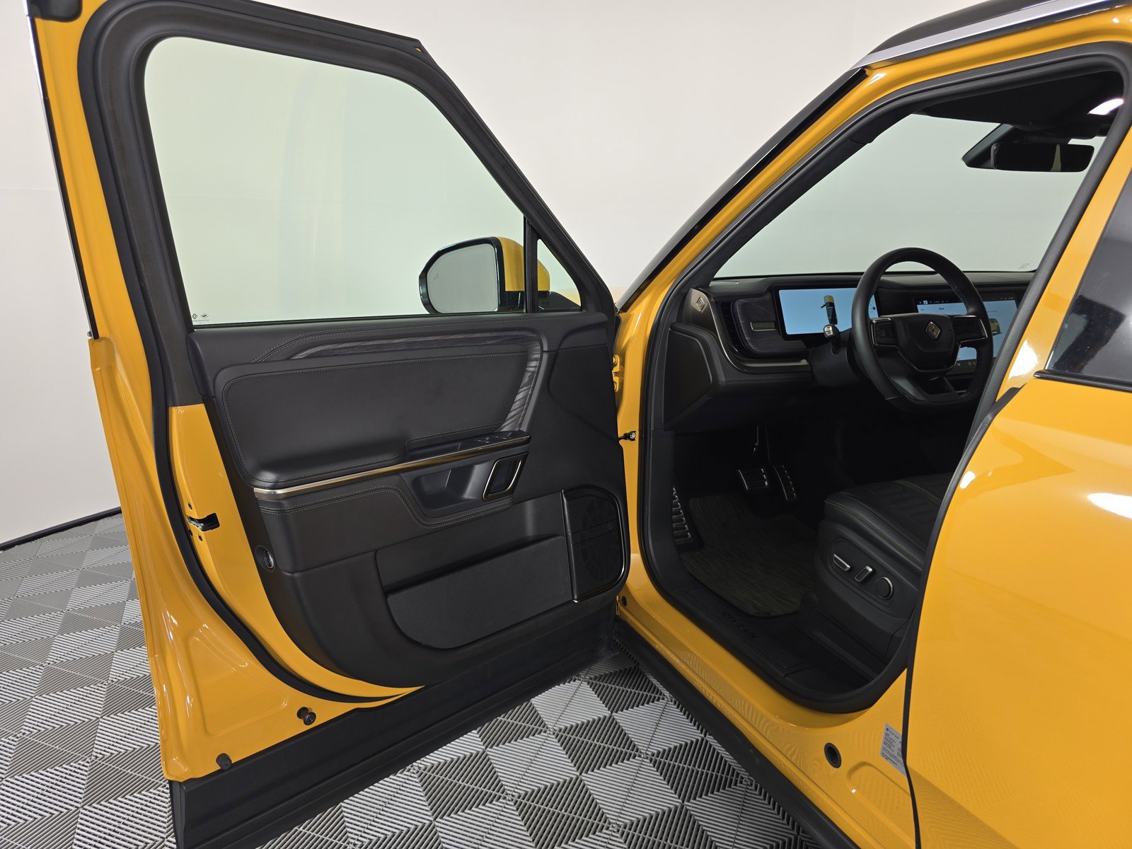 Used 2023 Rivian R1S Adventure image 15