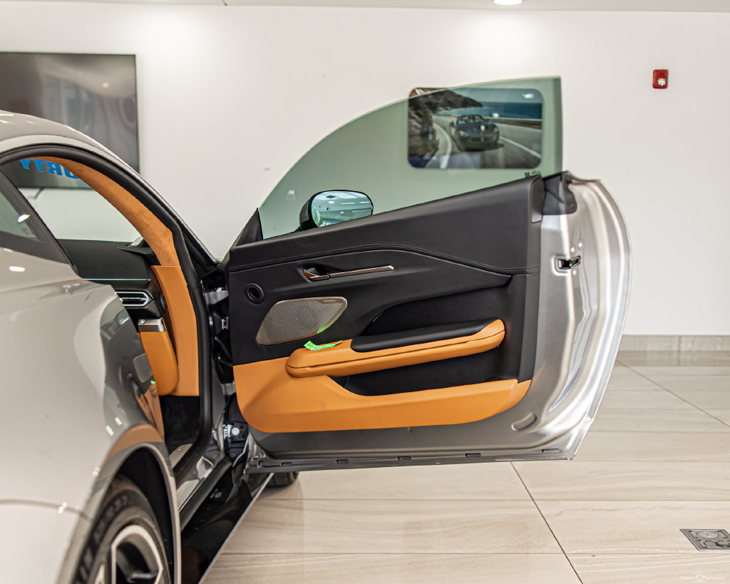 Used 2025 Aston Martin V8 Vantage Coupe RWD image 29