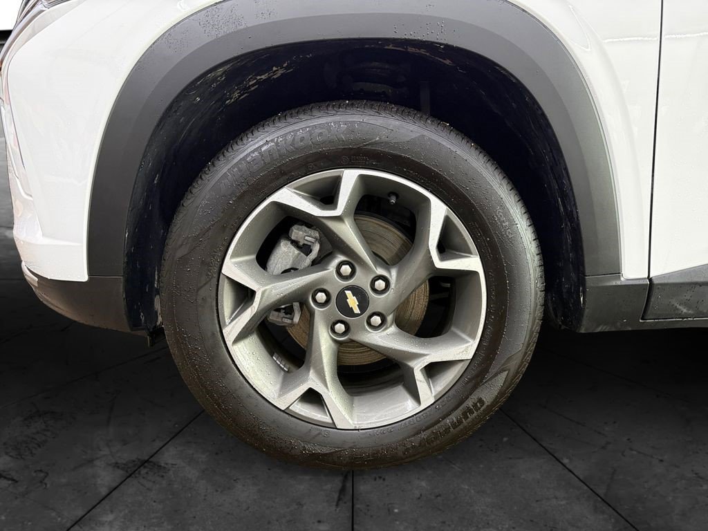 Certified 2025 Chevrolet Trax LT w/ Driver Confidence Package FWD image 16