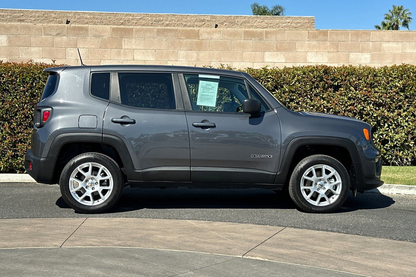 Used 2023 Jeep Renegade Latitude image 3