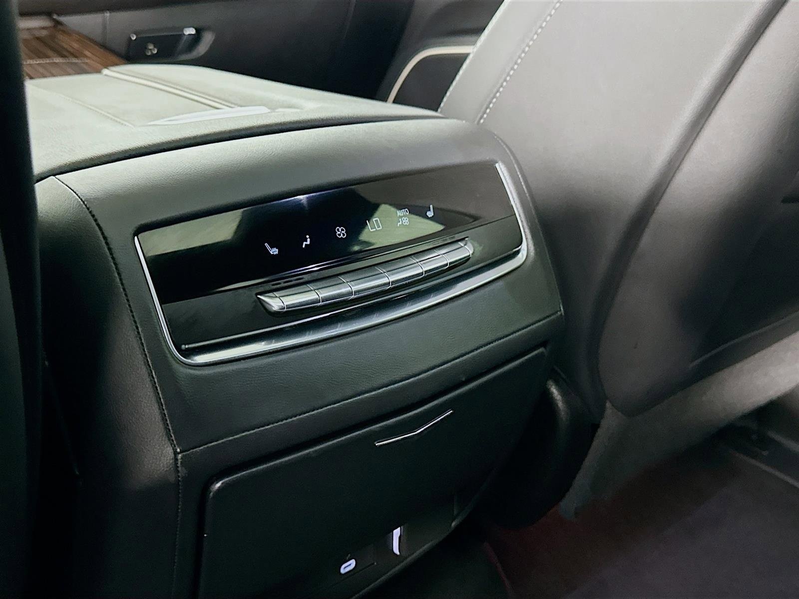 Used 2023 Cadillac Escalade ESV Premium Luxury image 28