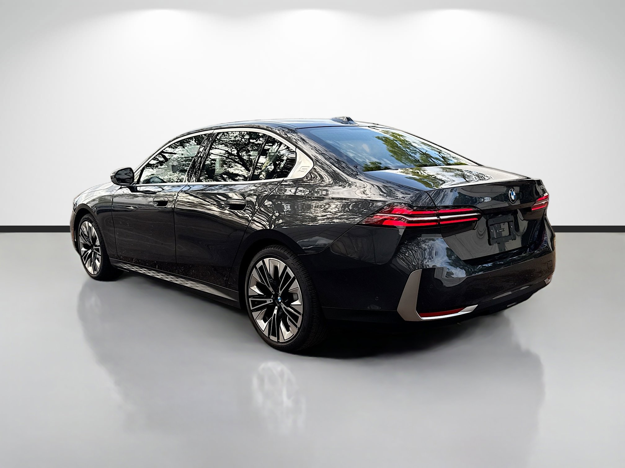 Used 2026 BMW 530i RWD image 5